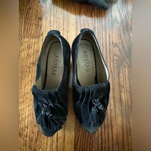 Size 8 ANYI LU suede black tasseled wedge